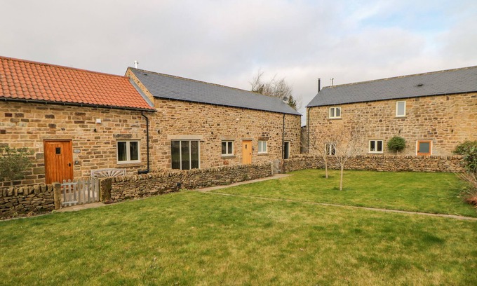 Marsh Lane Cottage | THE COW SHED, family friendly, with hot tub in Marsh Lane