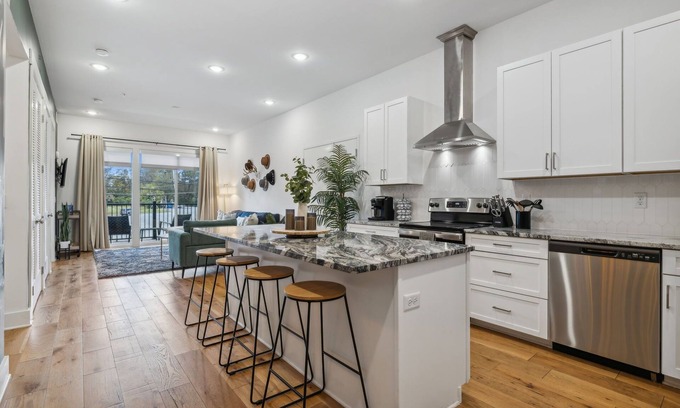 Inglewood Condo | The Crazy Town Condo- 13 minutes from Broadway, Great for Groups w Free Parking, Gym, Rooftop