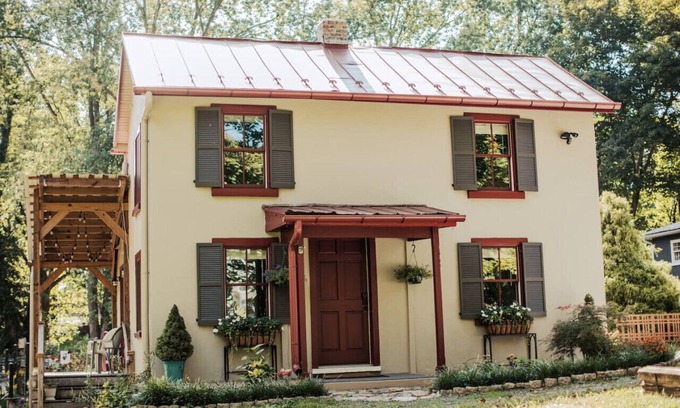 Shepherdstown Cottage | The Creekside Cottage: Downtown | Pet-Friendly