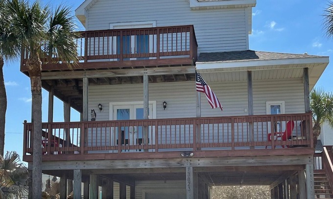 Pirates Beach House | The Crow's Nest - great location/sunset decks/sleeps eight