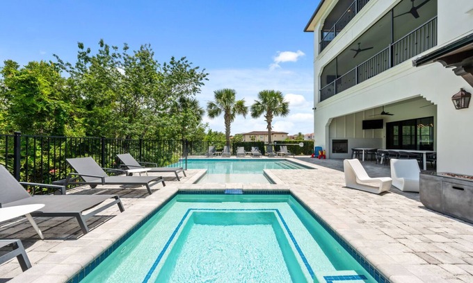 Reunion House | The Deluxe Mansion | 11 bed, 11.5 bath | Theater Room | Themed Bedrooms | Games Room | Private Pool