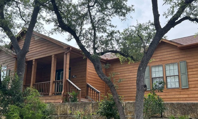 Cross Mountain House | The Den - Family friendly, Close to Fiesta Texas
