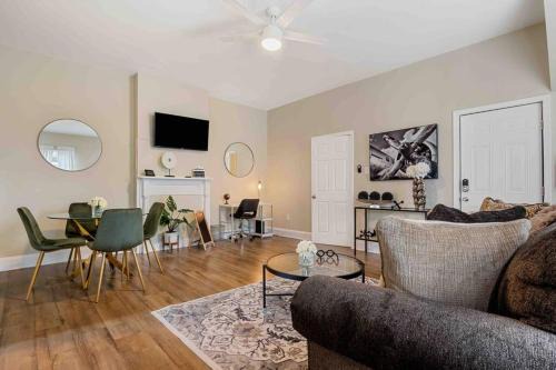 Petersburg Apartment | The Diamond Dwelling Queen Size Bed Ft Lee