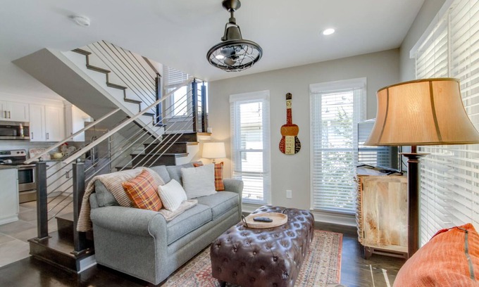 Hillsboro West End House | The Dolly★Explore Hillsboro Village on foot★Free Parking, 9 mins to downtown!