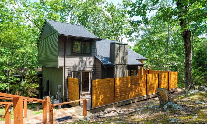 McGaheysville House | The Dovrefjell: Lux Cabin w/Hot Tub & Mntn Views