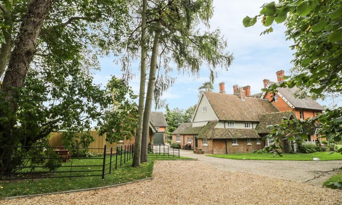 Yelden Cottage | THE DOWER HOUSE, family friendly, with open fire in Sharnbrook