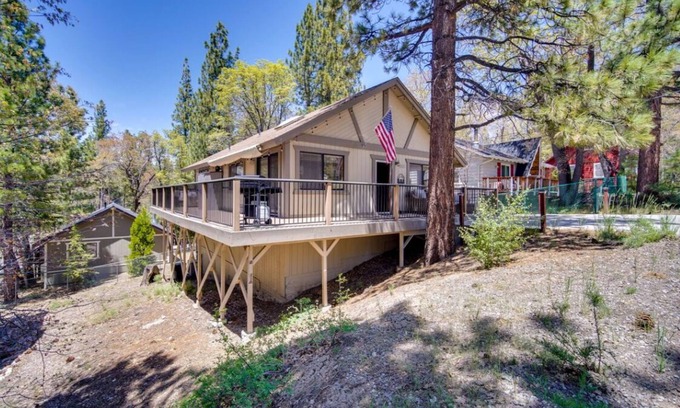 Moonridge Cabin | The Drowsy Den + Firepit/BBQ + Large Patio!