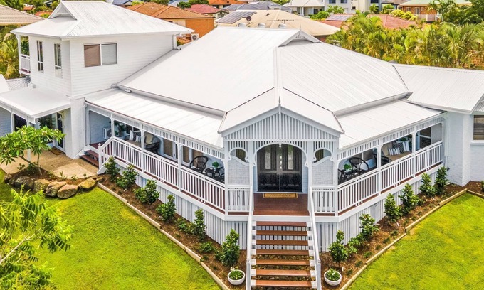 Murarrie House | The Duchess - Luxury Brisbane Holiday Home. Family & Pet friendly with Pool