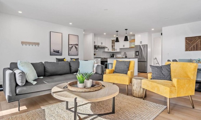 Southeast Calgary Apartment | The Duke| Spacious | Upscale | Close to DT