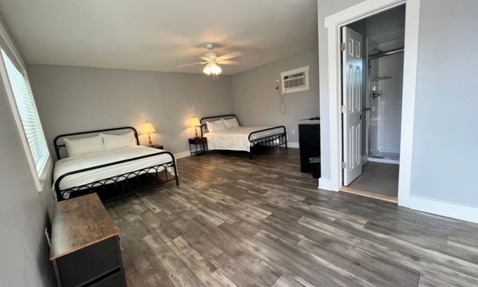 Parker House | The East Bay Inn Room 2 - Cozy hotel in brilliant Panama City with AC, WiFi