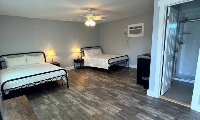 Parker House | The East Bay Inn Room 3 - Cozy hotel in brilliant Panama City with AC, WiFi