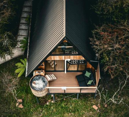 Deloraine Villa | The Eco Cabin Tasmania - Cedar Hot Tub