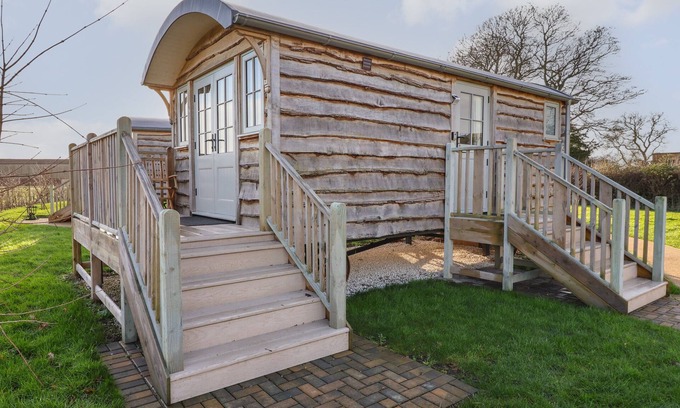 Ryther Cottage | THE EGYPTOLOGIST, romantic, with a garden in Tadcaster