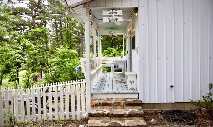 Newnata House | The Enchanted Cottage, Greers Ferry Lake Area