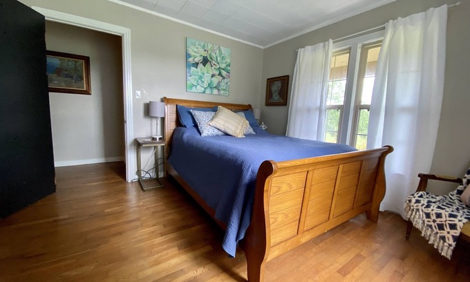 Centerville House | The Farm Cottage-close to two state parks