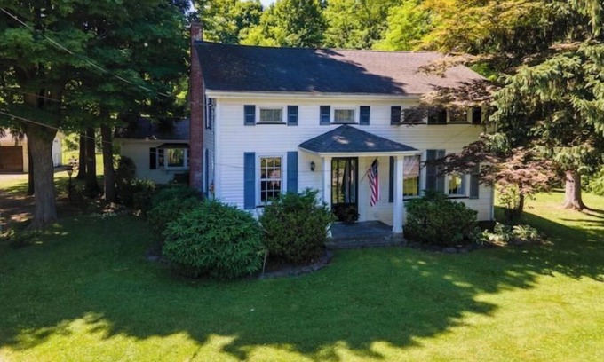 Lancaster House | The Farmhaus - rustic 1800s homestead sleeps 12