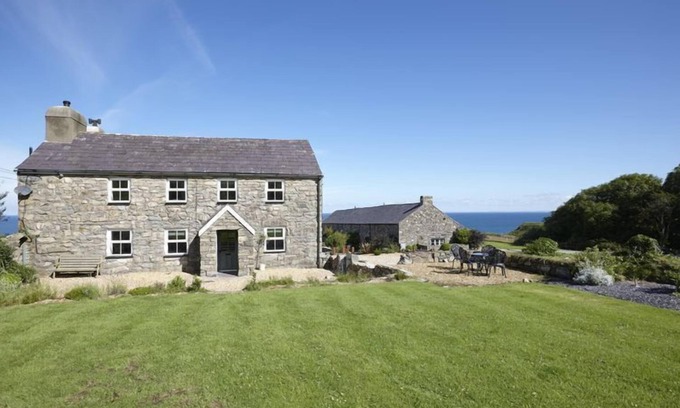 Pistyll Cottage | The Farmhouse - a llyn peninsula that sleeps 7 guests in 4 bedrooms