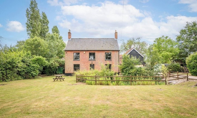 Framlingham House | The Farmhouse at Boundary Farm, Framlingham