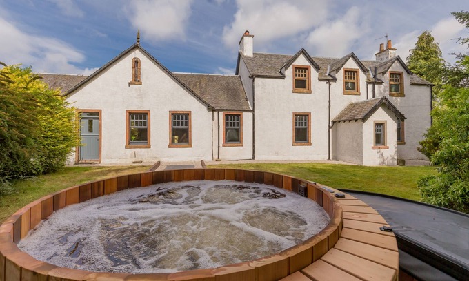 Buchlyvie House | The Farmhouse, Decadently chic farmhouse & hot tub