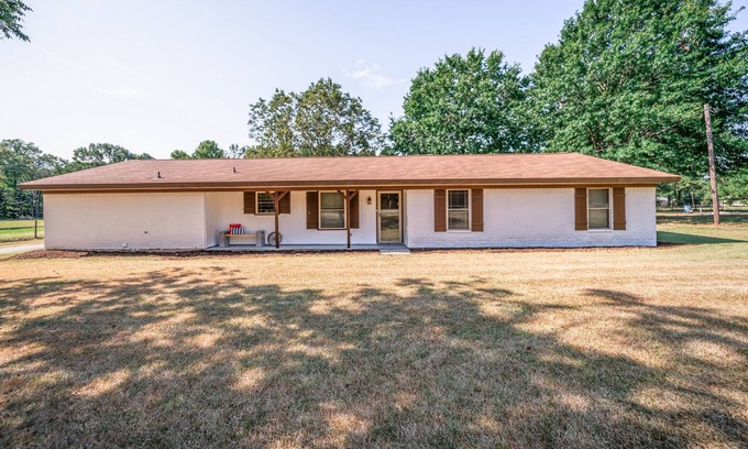 Kilgore House | The Farmhouse Family Getaway with Indoor/Outdoor Games, BBQ, Fire Pit, & MORE!