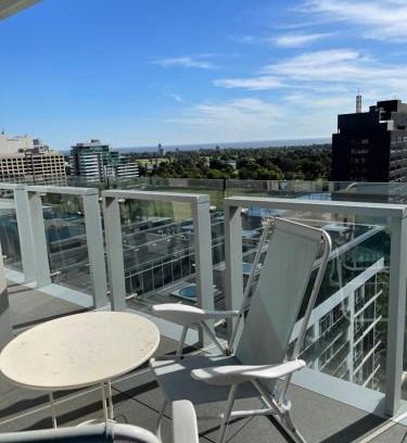 Melbourne Apartment | The Fawkner Apartment Bay-view pool/Gym Free Parking