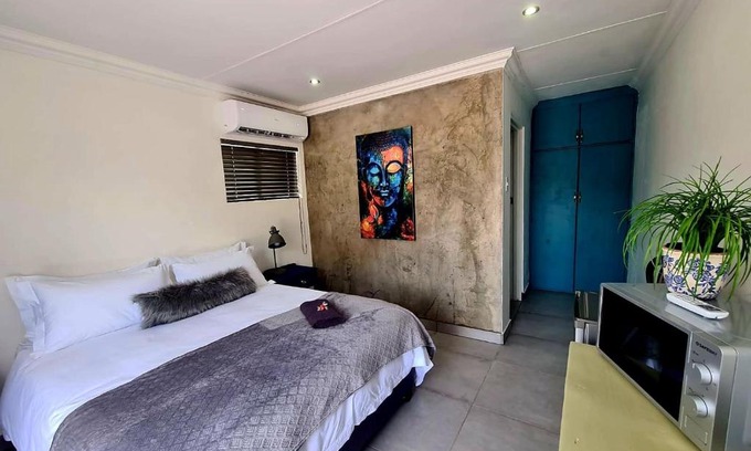 Tsantsabane House | The Fellows Guest Accommodation