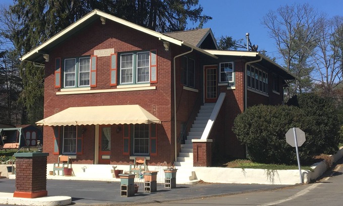 Black Mountain House | The Filling Station of Black Mountain; 3BR/1BA -Newly added daybed in sunroom!