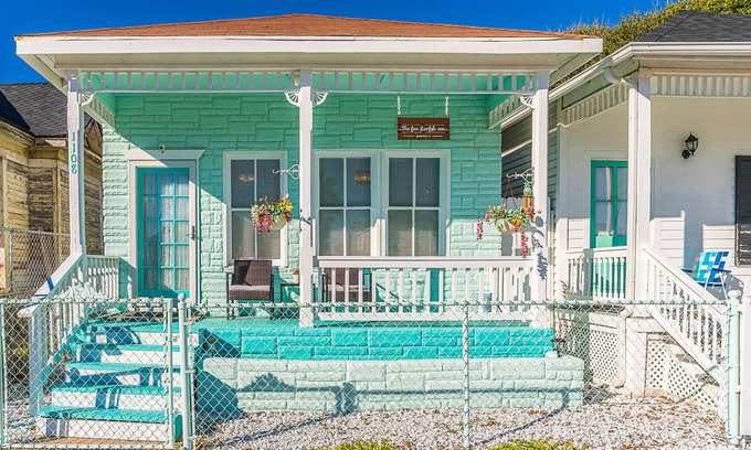San Jacinto House | The Five Starfish Inn. Cute little beach vacation rental. 1 block to the Seawall