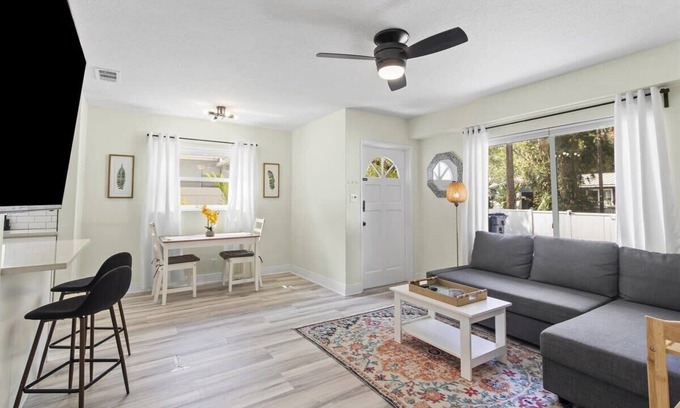 Old Seminole Heights House | The Flora Retreat - 1 mile from zoo, Fast Wifi