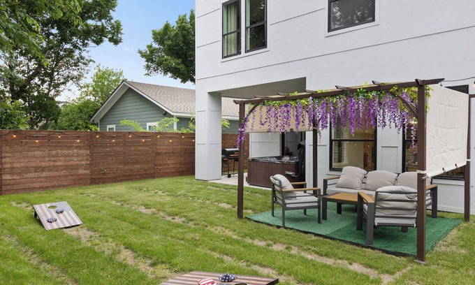 West Dallas House | The Floral Home In Dallas With 4 Bedrooms and Hot Tub.