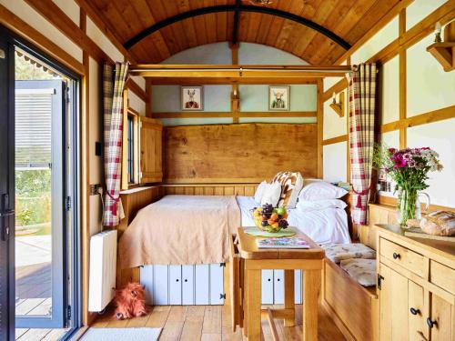 Trecastle Apartment | The Flying Scotsman Shepherd's Hut with Hot Tub