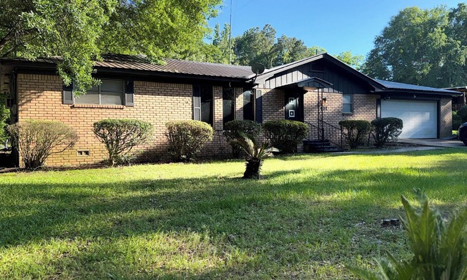 Center House | The Fountain Collective Charming 3-bedroom house with AC, WiFi in Center