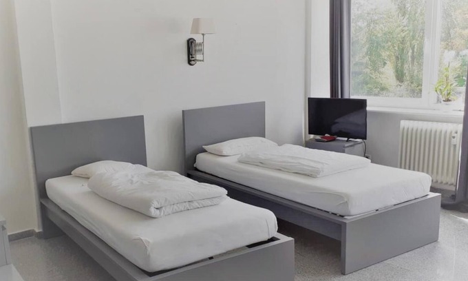 Bramfeld Apartment | The friendly 1-room apartment no. 5 in our apartment house Haldesdorfer Straße is located to the side of the building.