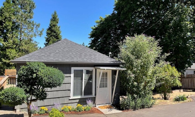 South Hills Cottage | The Friendly Cottage quiet and close to everything