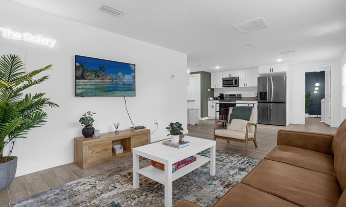 Tavares House | The Gallery - Romantic Art Themed Mount Dora Home 5 Min from Downtown!