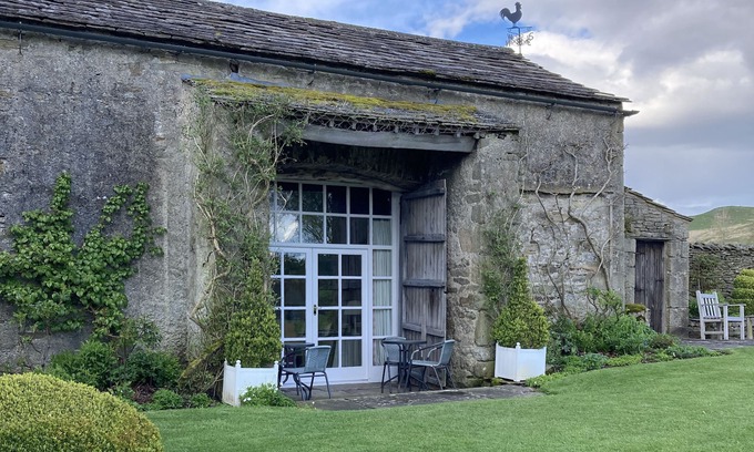 Fourstones Near Bentham Cottage | THE GARDEN ROOMS LAWKLAND, family friendly in Austwick