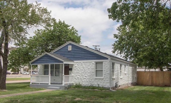 Springfield House | The Gathering Space - Updated - Great Location!