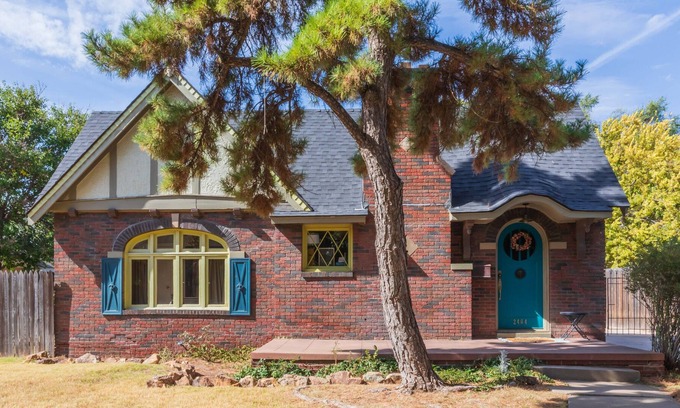 Amarillo Cottage | The Gem on Harrison.Have fun with the whole family at this stylish place.