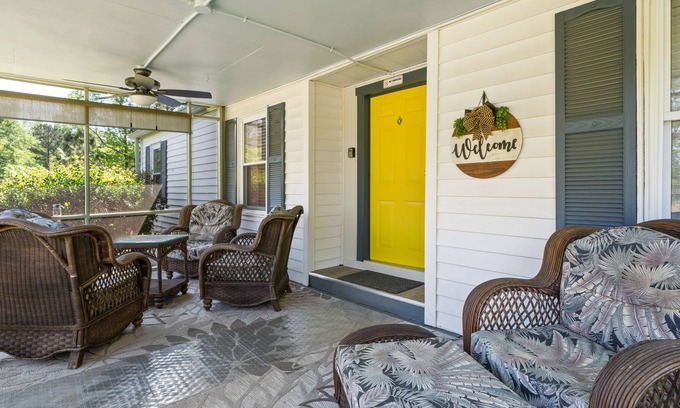 Eatonton House | The Getaway is a 3br/2bth home + Dock & Boat Ramp Access! Great Location!