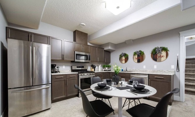 Southeast Edmonton Condo | The Getaway Suite | King Bed | Near Airport | WiFi