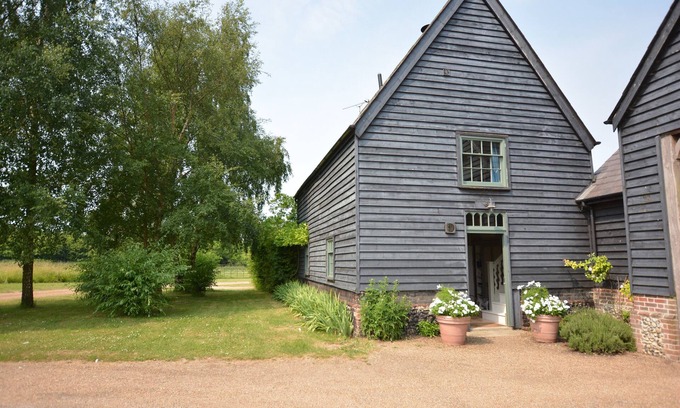 Stowmarket Cottage | THE GIG HOUSE, STOWUPLAND, pet friendly, with a garden in Stowupland