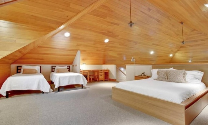 Mohnton House | The Glass Estate -Hot Tub, Theatre Room, & NEW Patio
