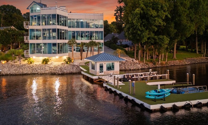 Terrell House | The Glass Mansion w/Optional Boat Rental