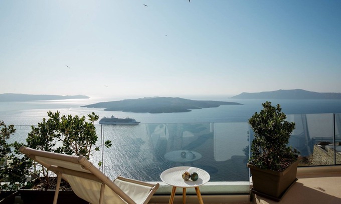 Fira House | The Globe Suites Villa
