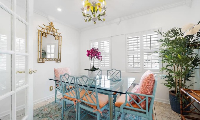 West Palm Beach Apartment | The Golden Alligator 2 - 3 beds 1 bath Palm Beach Regency style, near everything