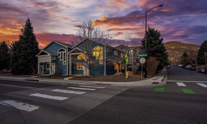 Golden House | The Golden Townhouse. Walk to downtown and trails. Pets Welcome