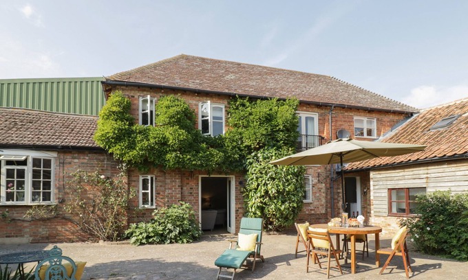 Bedford House | THE GRANARY, family friendly, with a garden in Roxhill Manor Farm