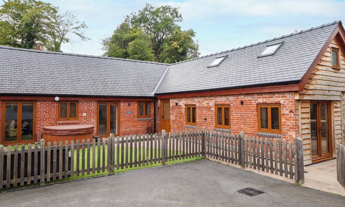 Montgomery Cottage | THE GRANARY, pet friendly, character holiday cottage in Montgomery