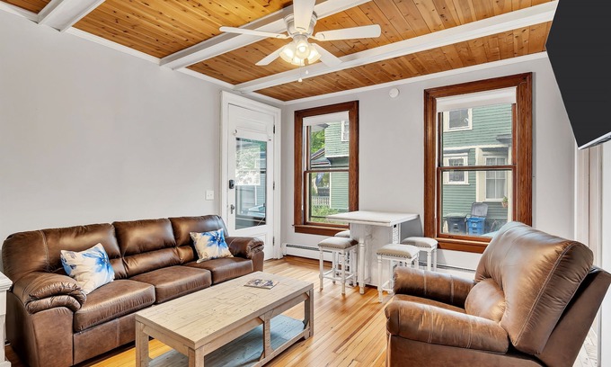Saratoga Springs Apartment | The Grand Mare Alabama | Sleeps 4 | Free Parking