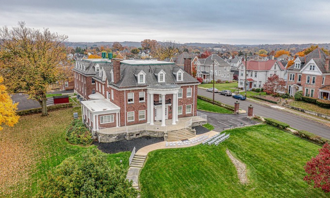 Greensburg Resort | THE GRANDEUR ESTATE